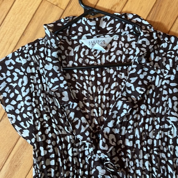 Allison Taylor dress shirt large but like medium - Picture 2 of 5
